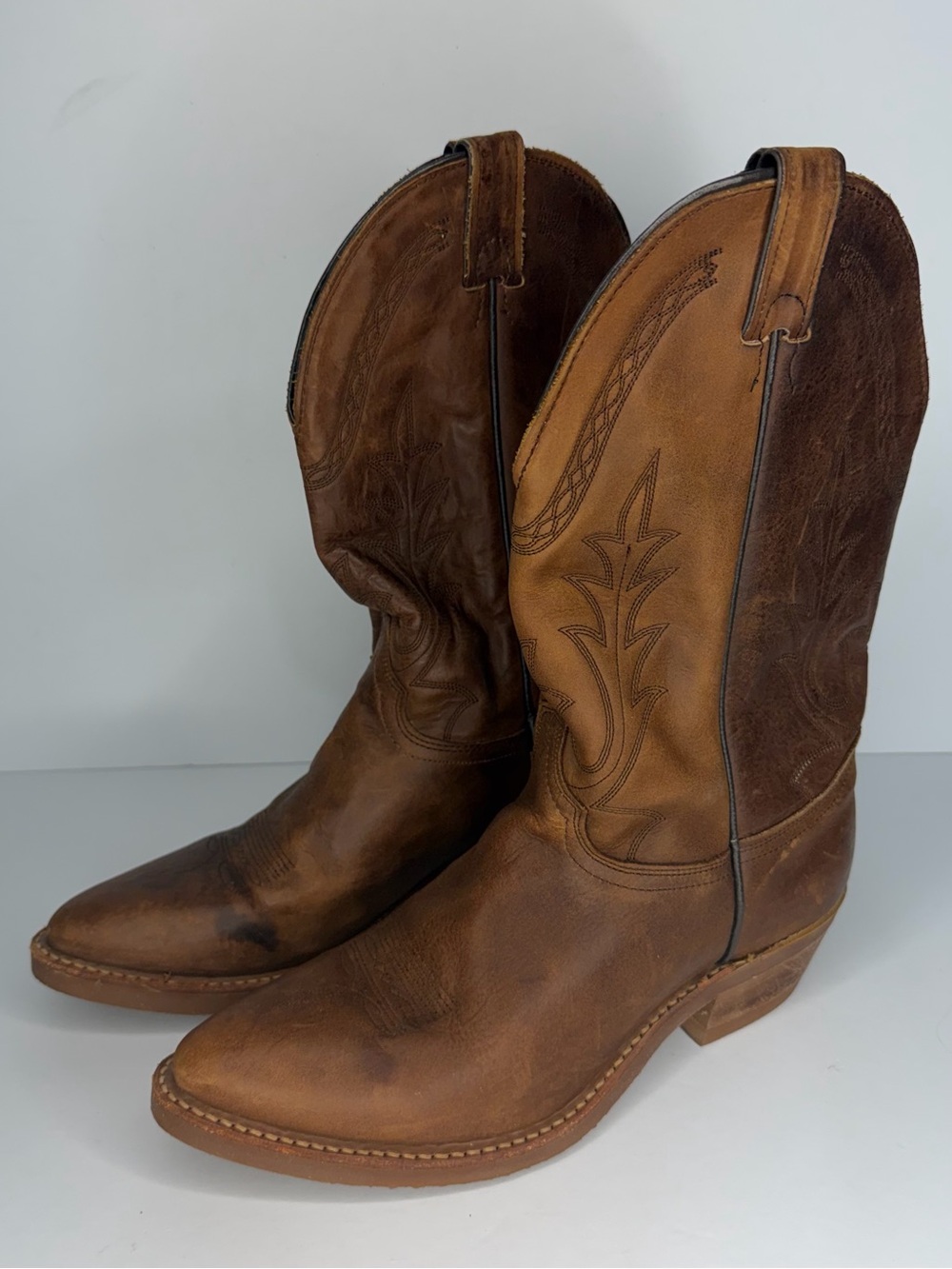 Vintage Abilene 7005 Men’s Cowboy Boots in size 10M. Made in the USA.